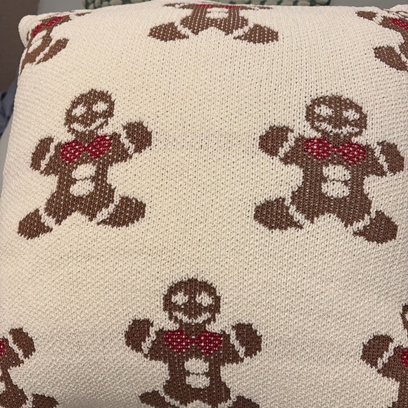 Cupcakes and cashmere gingerbread pillow - Picture 2 of 4